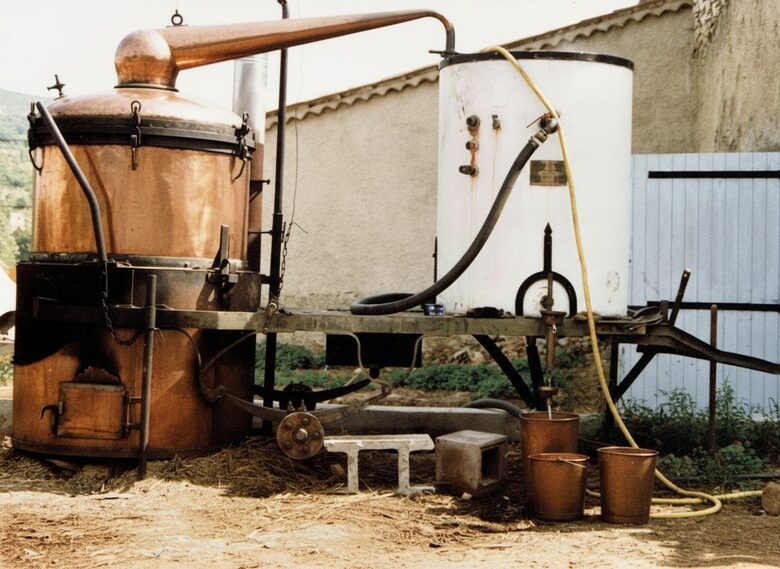 destylacja-olejku-lawendowego-miedziany-alembik-prowansja